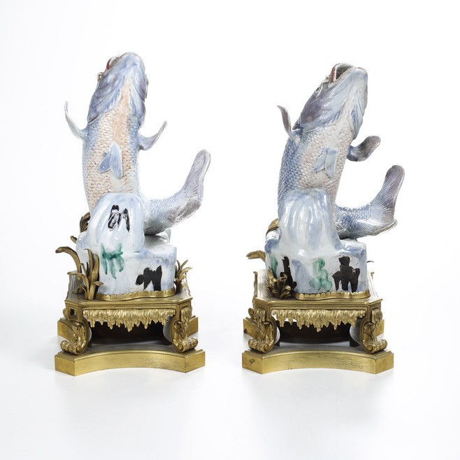 Coppia di Carpe in Porcellana Dipinta in Underglaze Blu. Giappone, Epoca Edo (1600-1868), Primo Q...