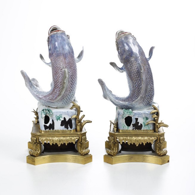 Coppia di Carpe in Porcellana Dipinta in Underglaze Blu. Giappone, Epoca Edo (1600-1868), Primo Q...
