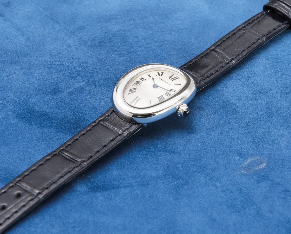 Cartier - Elegante Bagnoire in Oro Bianco 18k di Forma Ellittica e Curva con Numeri Romani Esplos...