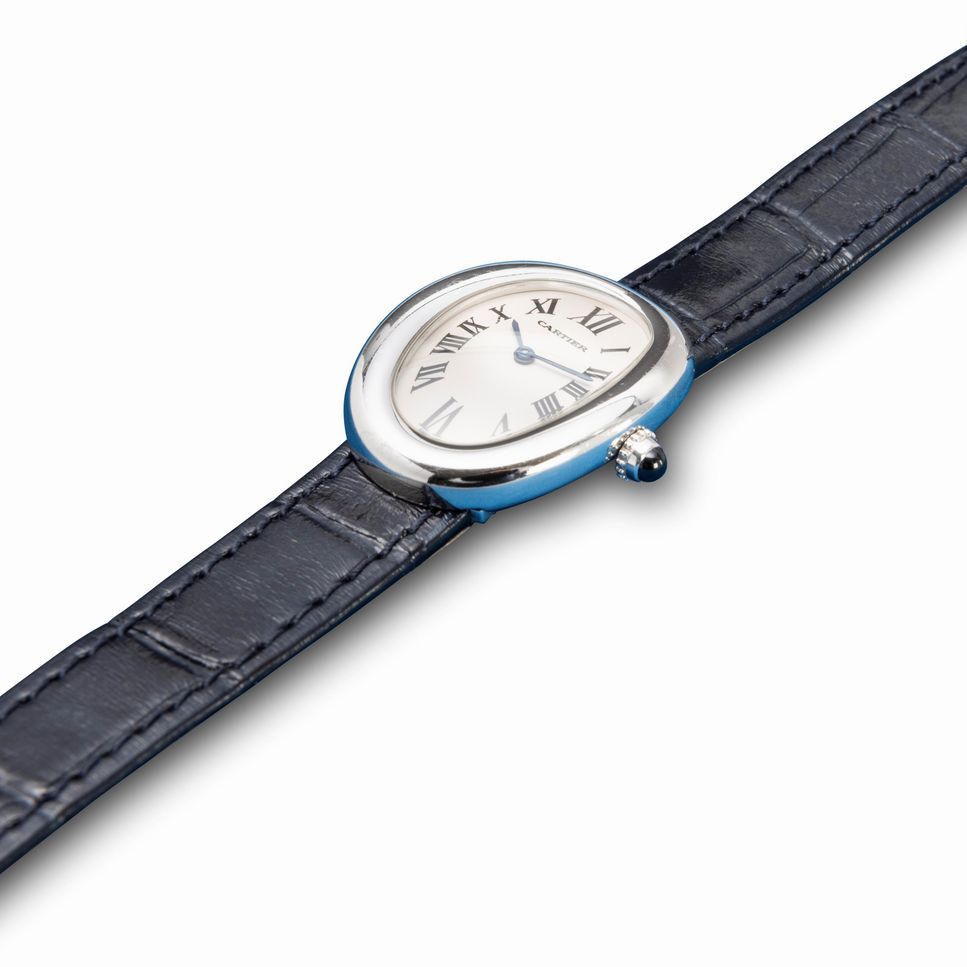Cartier - Elegante Bagnoire in Oro Bianco 18k di Forma Ellittica e Curva con Numeri Romani Esplos...