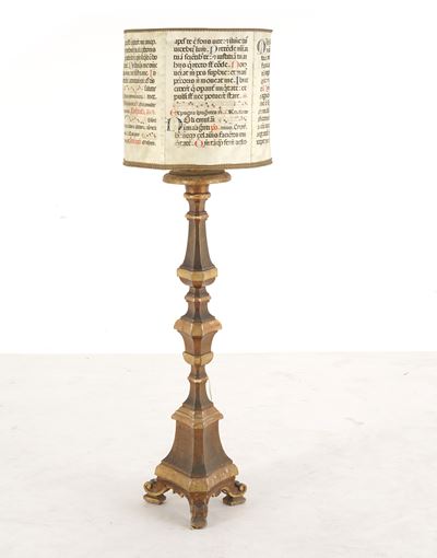 Grande Candeliere in Legno Intagliato Dipinto e Dorato. XVIII Secolo