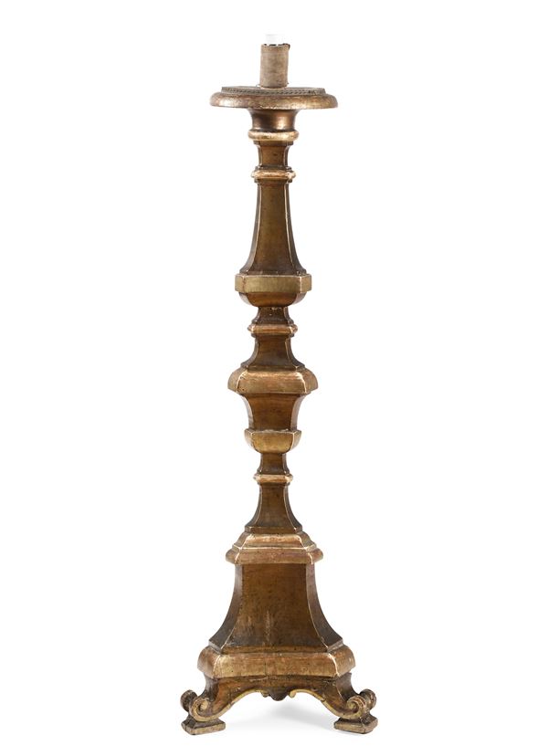 Grande candeliere in legno intagliato dipinto e dorato. XVIII secolo