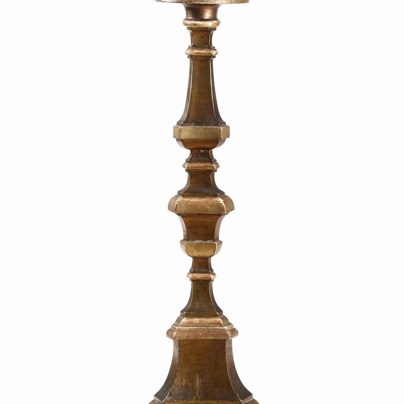 Grande candeliere in legno intagliato dipinto e dorato. XVIII secolo  - Asta Dimore Italiane - Cambi Casa d'Aste