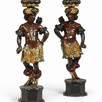 Coppia di Gueridons con Fusti Scolpiti a Figure di Mori in Legno Laccato e Dorato