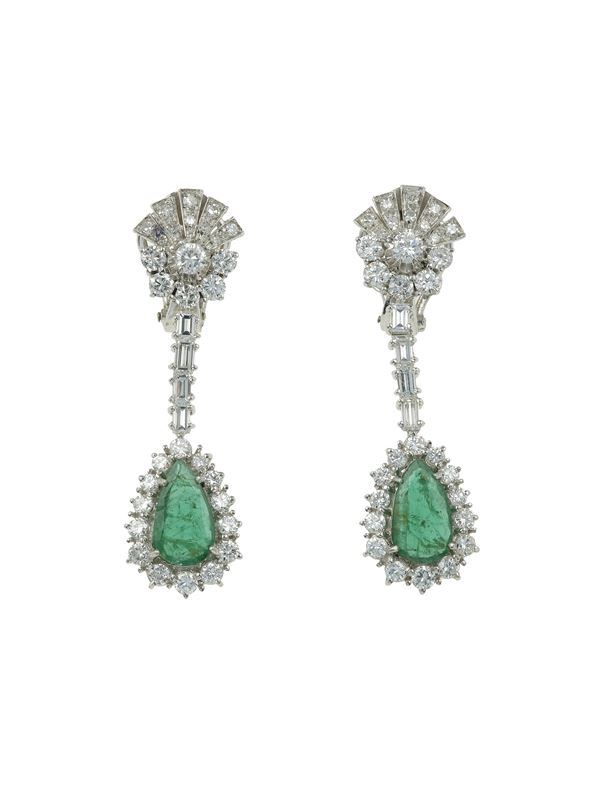 Orecchini pendenti con smeraldi taglio a goccia e diamanti