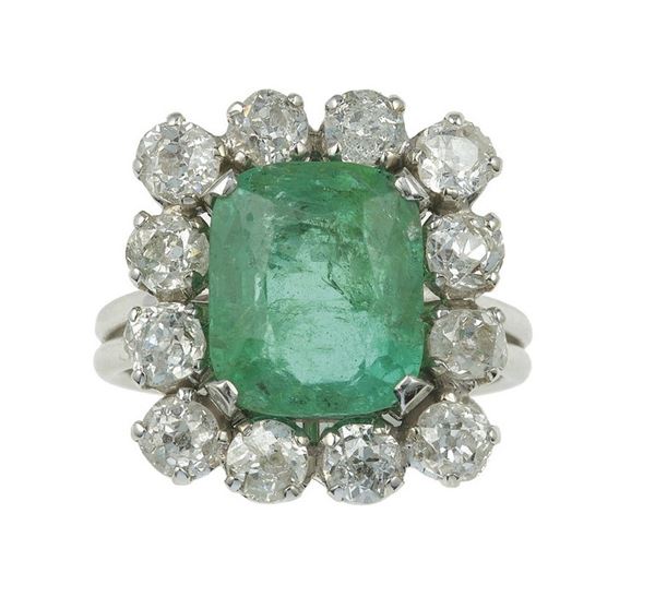 Anello con smeraldo Colombia di ct 5.80 circa e diamanti a contorno di ct 1.20 circa