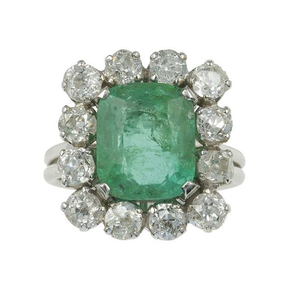 Anello con smeraldo Colombia di ct 5.80 circa e diamanti a contorno di ct 1.20 circa