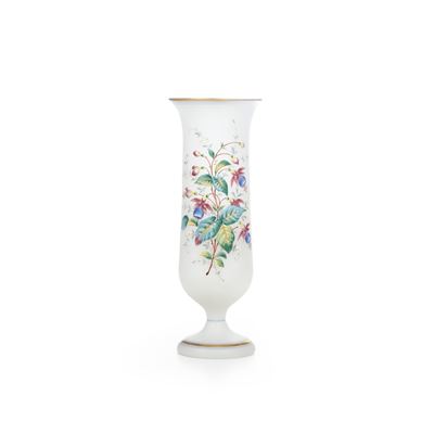 Vaso in vetro opalino dipinto, primi del Novecento