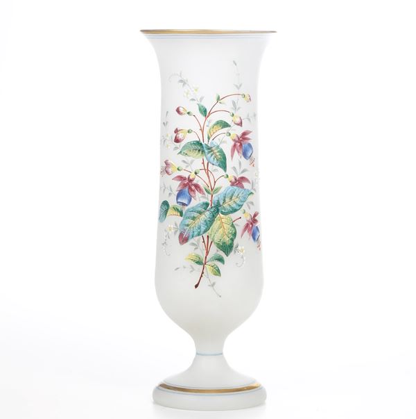 Vaso in vetro opalino decorato a rilievo, primi del Novecento. 
