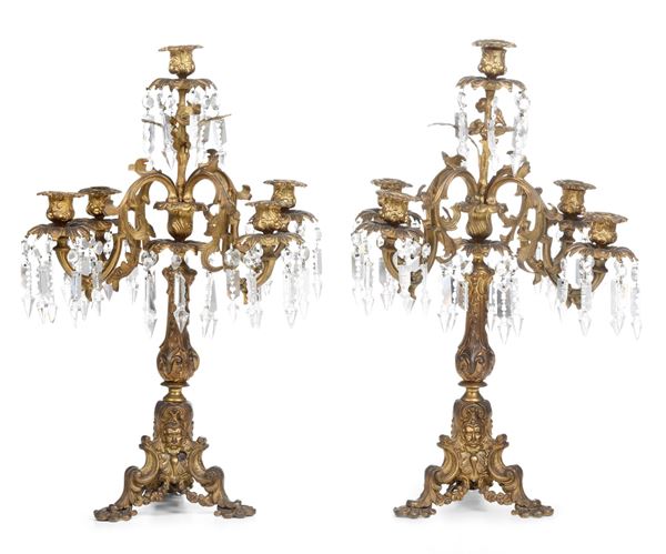 Coppia di candelabri in metallo dorato e cristalli. XiX secolo