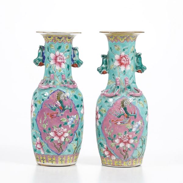 Coppia di vasi in porcellana con decori naturalistici entro riserve, decori floreali e anse a foggia di leoncino, Cina, Dinastia Qing, XIX secolo