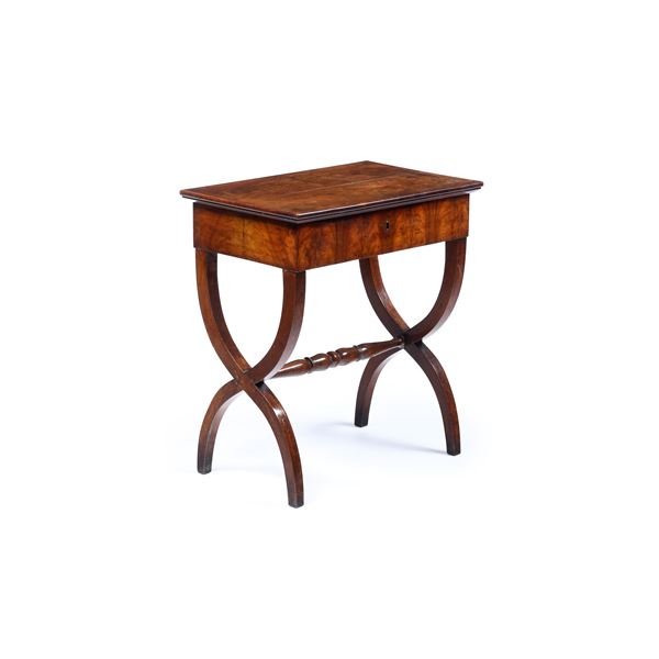 Tavolino da lavoro lastronato. XIX secolo