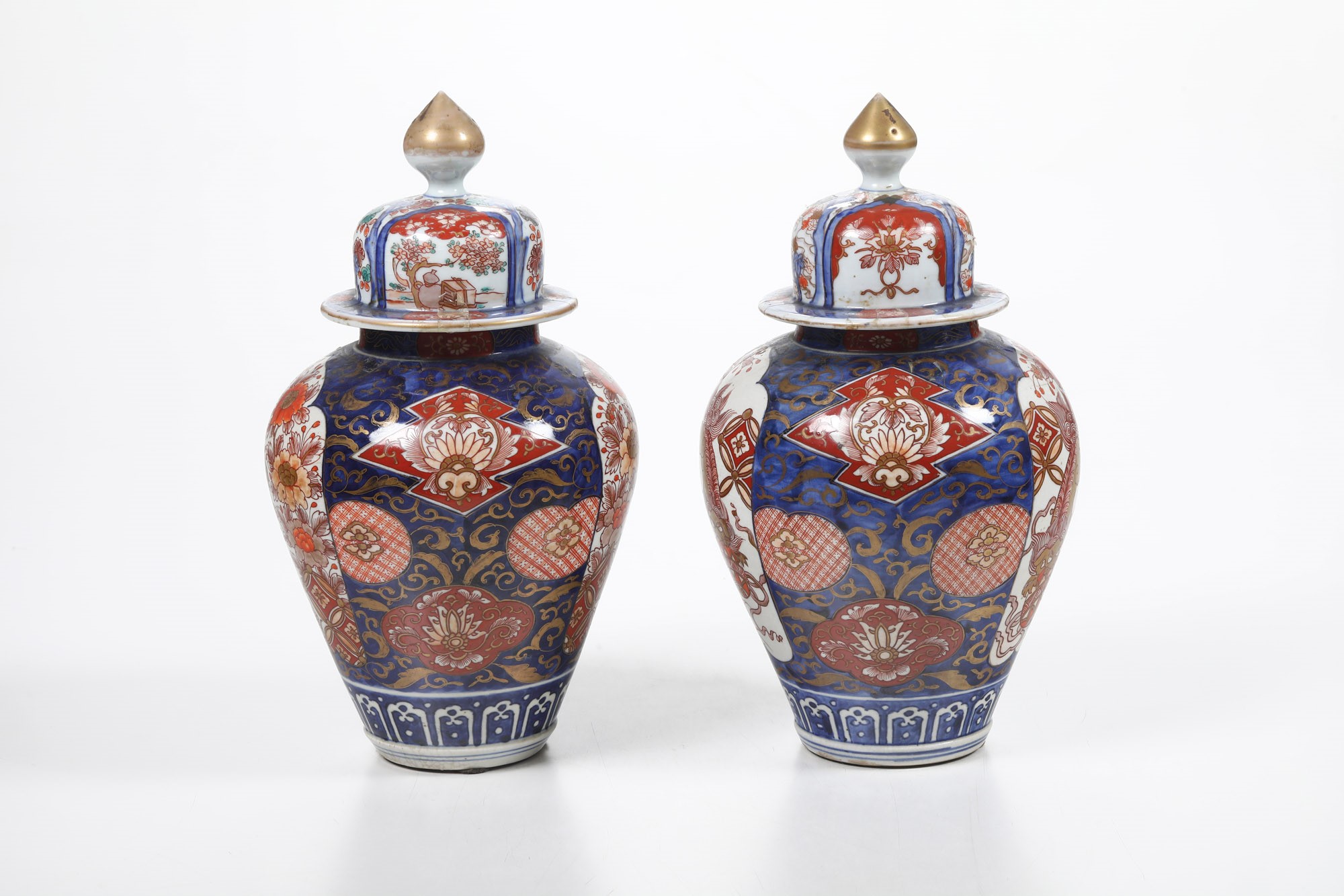 Coppia di Potiches in Porcellana Imari con Raffigurazioni di Cani di Pho e Decori Floreali Entro ...