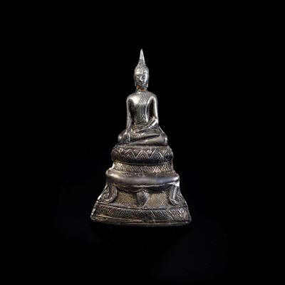 Figura di Buddha Sakyamuni Seduto su Fiore di Loto in Metallo, Thailandia, XIX