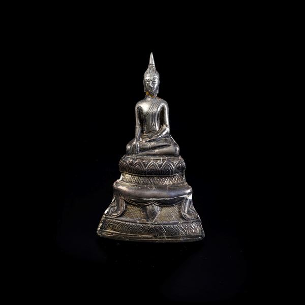 Figura di Buddha Sakyamuni seduto su fiore di loto in metallo, Thailandia, XIX