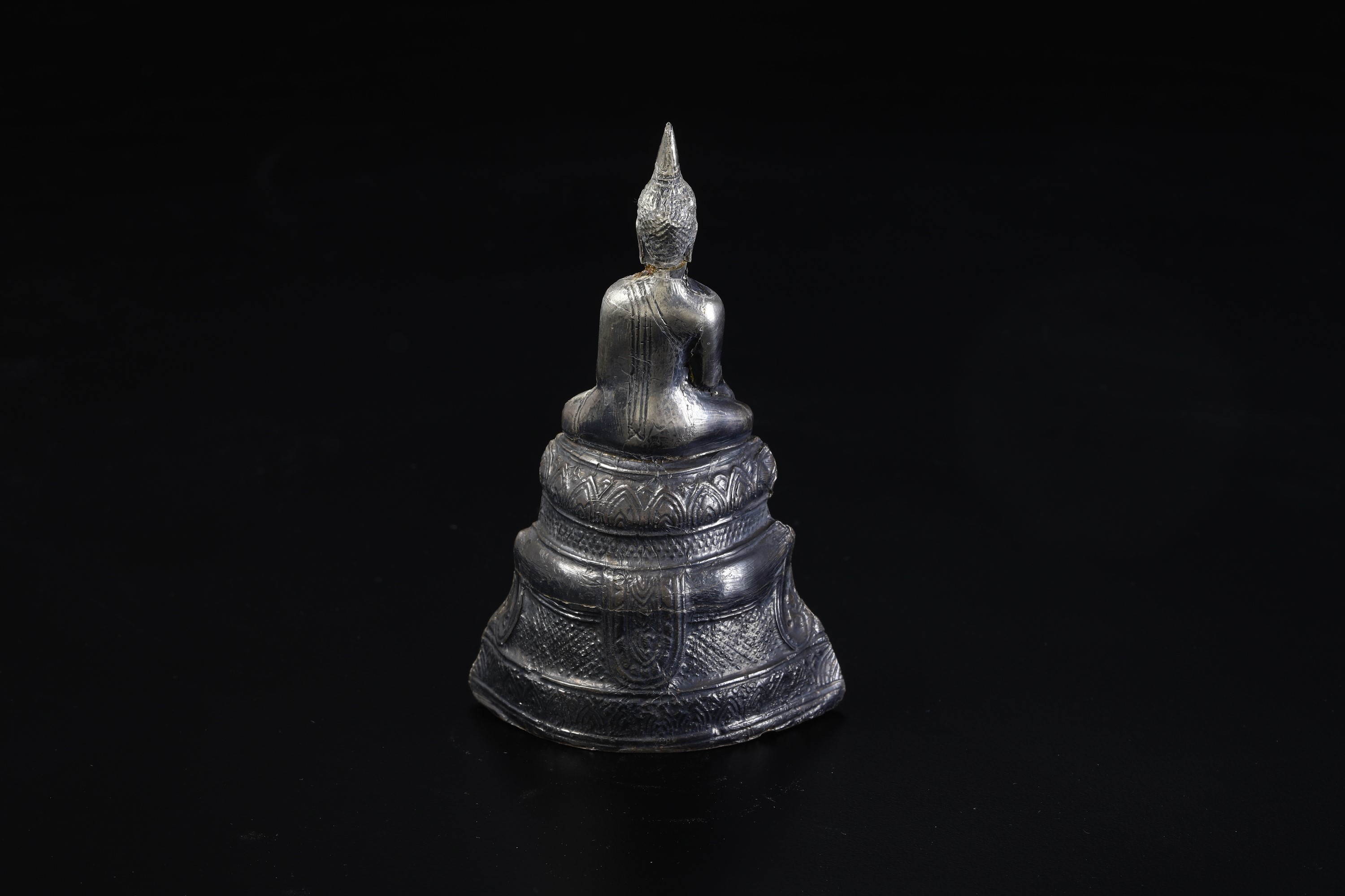 Figura di Buddha Sakyamuni Seduto su Fiore di Loto in Metallo, Thailandia, XIX