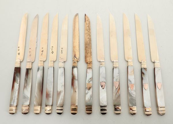 Insieme di dodici coltelli. Differenti manifatture francesi del XIX-XX secolo