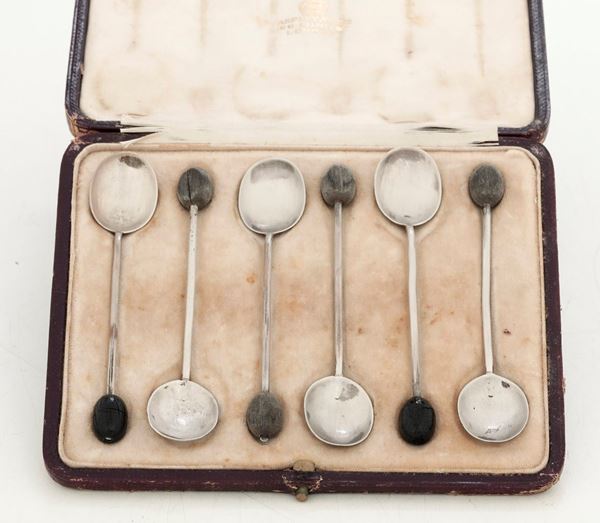 Set di cucchiaini entro custodia originale. Città di Sheffield, 1911. Argentiere Asprey & Co