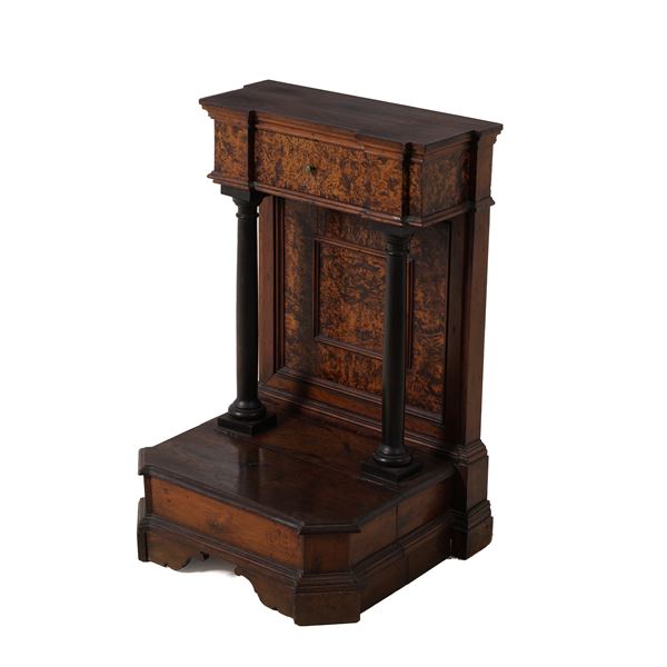 Inginocchiatoio lastronato in radica, XVII-XVIII secolo