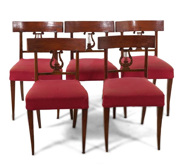 Gruppo di cinque sedie in ciliegio con schienale intagliato a lira, XIX secolo