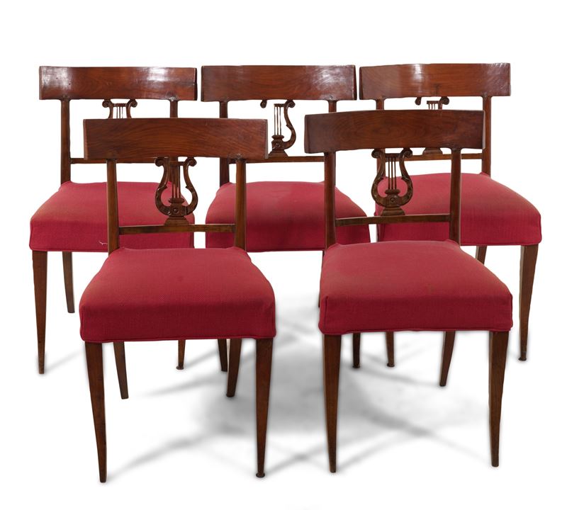 Gruppo di cinque sedie in ciliegio con schienale intagliato a lira, XIX secolo  - Auction Antique - Cambi Casa d'Aste