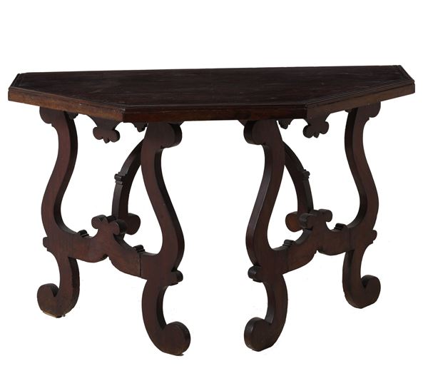 Consolle in noce con gambe a lira e traverse sagomate