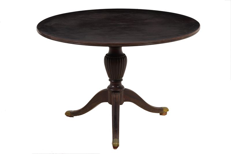 Tavolo con piano circolare. Inghilterra, XIX-XX secolo  - Asta Antiquariato - Cambi Casa d'Aste