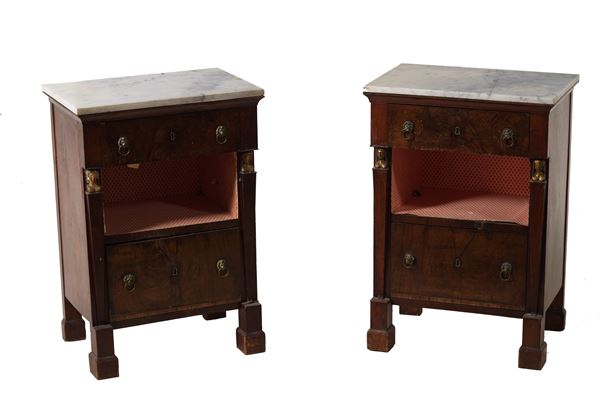 Coppia di comodini Impero lastronati in piuma di mogano. XIX secolo