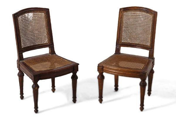 Coppia di sedie in legno intagliato. XIX secolo