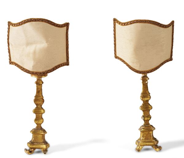 Coppia di candelieri in legno dorato. XIX secolo
