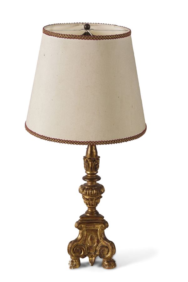 Candeliere in legno intagliato e dorato. XIX secolo