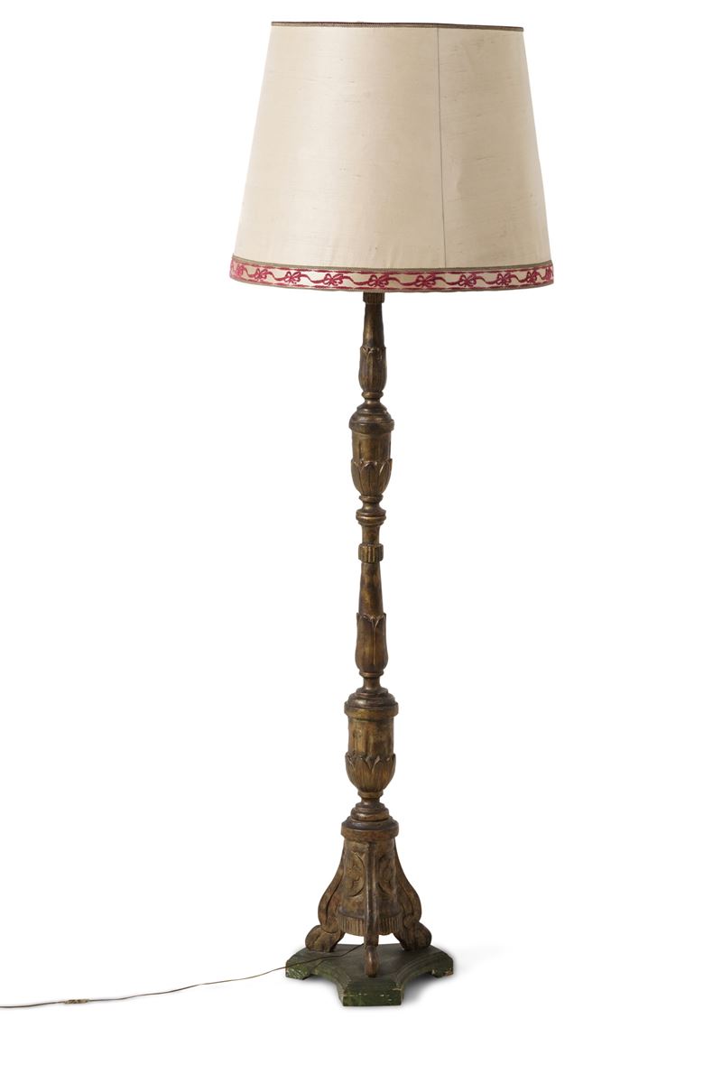 Candeliere in legno intagliato e laccato. XIX secolo  - Auction Antique - Cambi Casa d'Aste