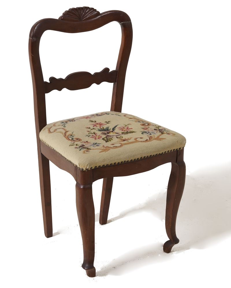 Sedia in legno intagliato con seduta a piccolo punto. XIX secolo  - Asta Antiquariato - Cambi Casa d'Aste