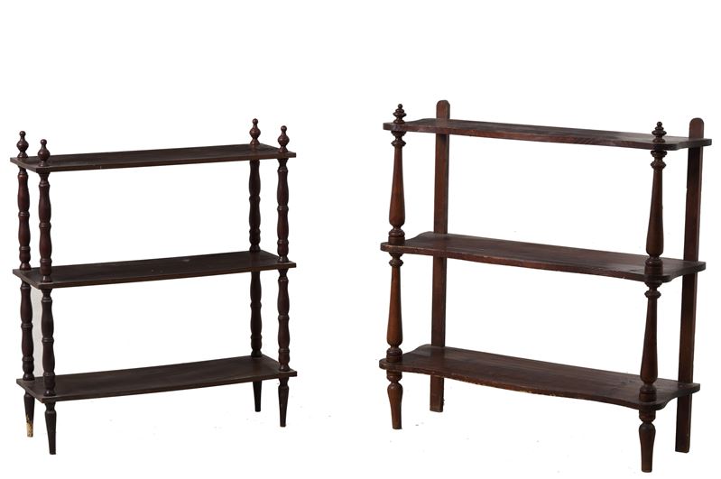 Due étagères a tre ripiani in legno tinto. XIX-XX secolo  - Asta Antiquariato - Cambi Casa d'Aste