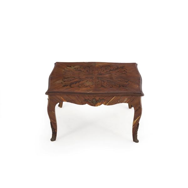 Tavolino da salotto lastronato e intarsiato. XX secolo