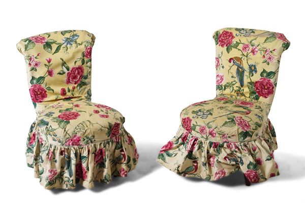 Coppia di poltroncine in legno rivestite in tessuto a fiori