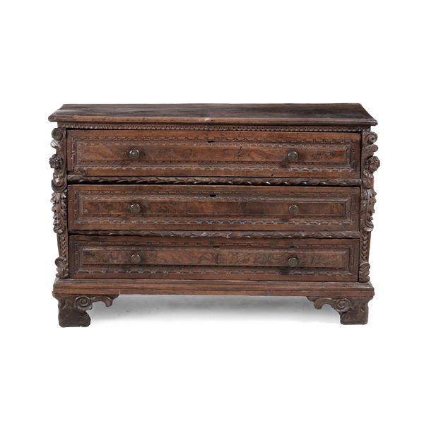 Cassettone in legno intagliato a tre cassetti. XVIII secolo