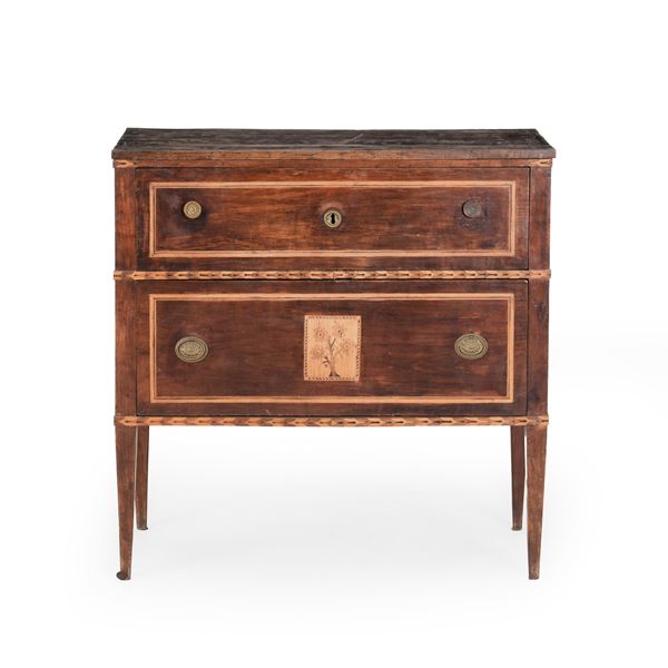 Piccolo cassettone Luigi XVI lastronatoed intarsiato.