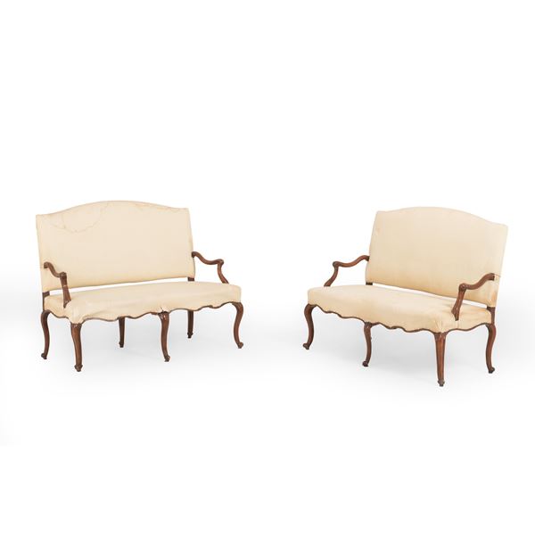 Coppia di divani in legno intagliato. XVIII secolo