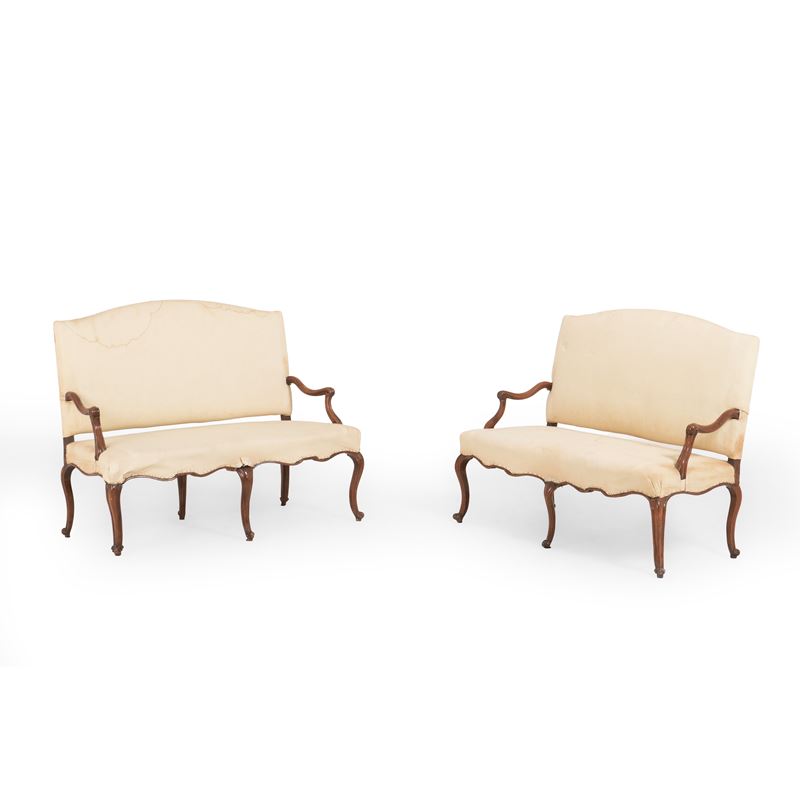 Coppia di divani in legno intagliato. XVIII secolo  - Auction Antiques - Cambi Casa d'Aste