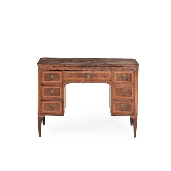 Scrivania da centro lastronata ed intarsiata. Fine XVIII secolo