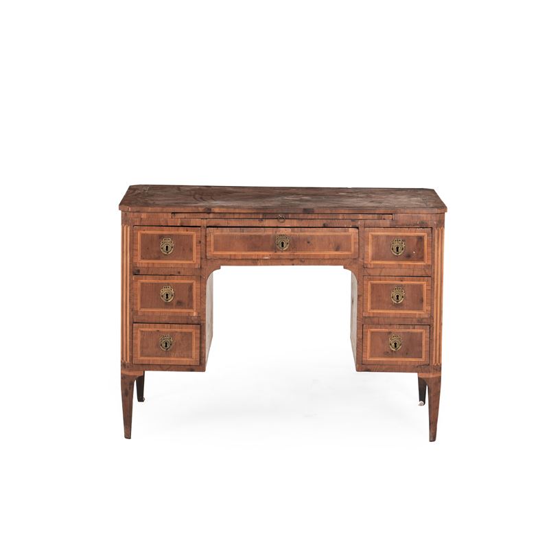 Scrivania da centro lastronata ed intarsiata. Fine XVIII secolo  - Asta Antiquariato - Cambi Casa d'Aste