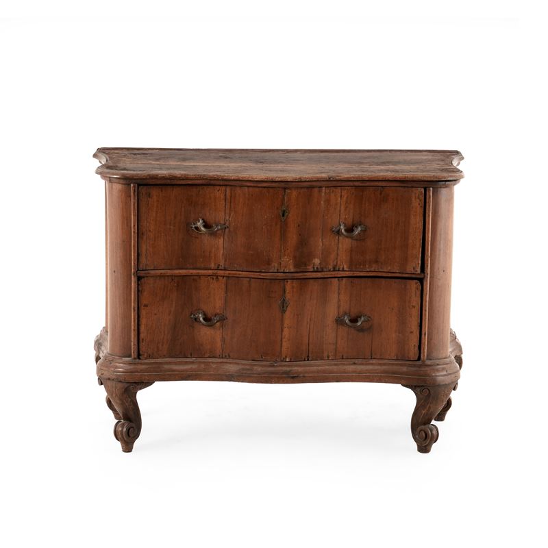 Cassettone in noce. XVIII secolo  - Auction Antiquariato - Cambi Casa d'Aste