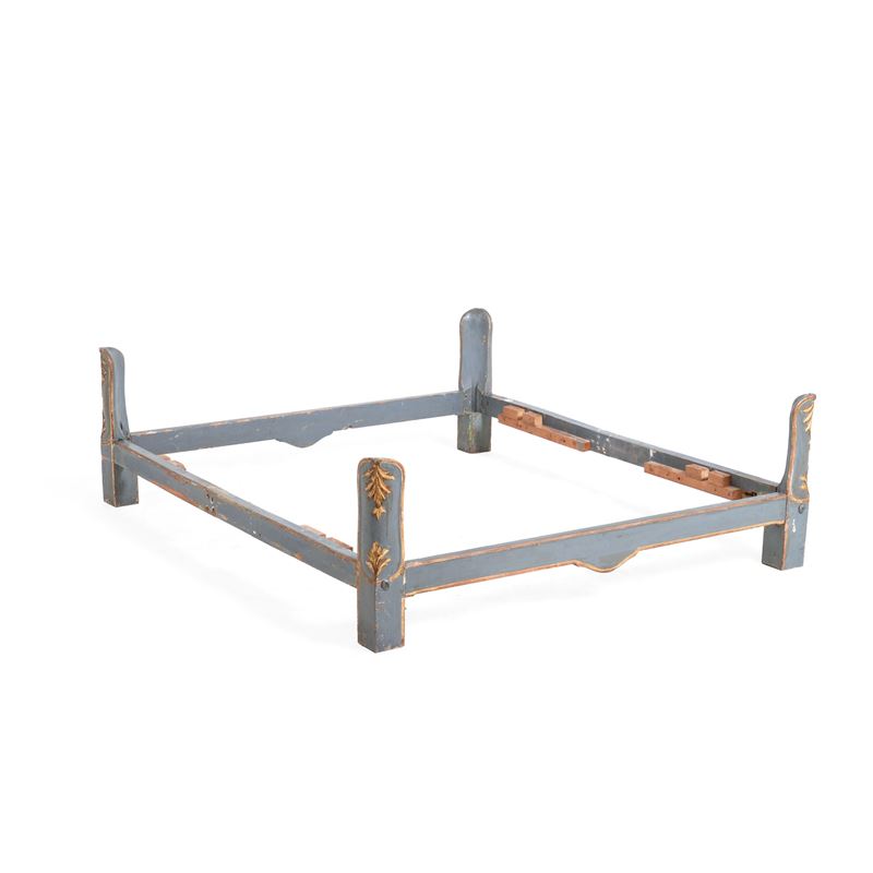 Letto a cartoccio in legno intagliato e dipinto. XVIII-XIX Secolo  - Auction Antique - Cambi Casa d'Aste