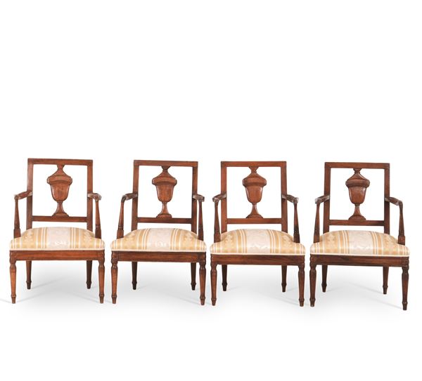 Quattro poltrone Carlo X in legno intagliato. XIX secolo