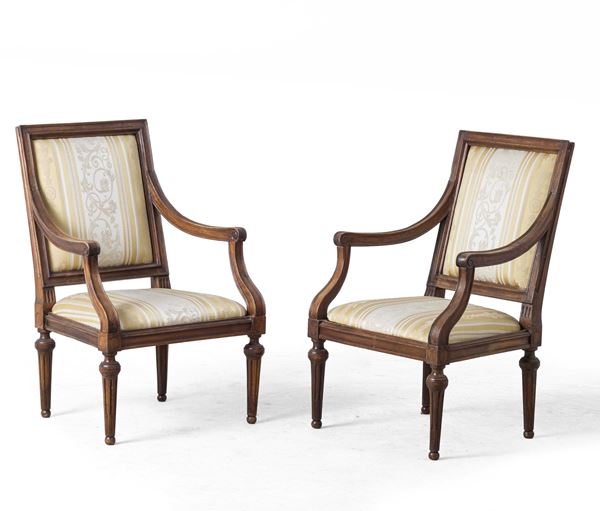 Coppia di poltrone Luigi XVI in noce. XVIII secolo