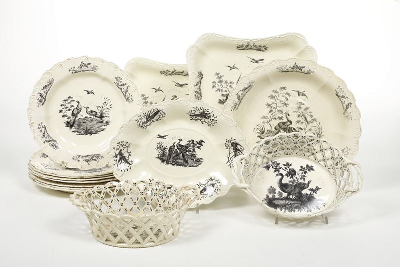 Quattordici pezzi da un servizio. Inghilterra. Manifattura Wedgwood, verso la fine del XIX secolo.  Insieme di piatti a decalcomania Wedgwood  - Auction Majolica and Porcelain - Cambi Casa d'Aste