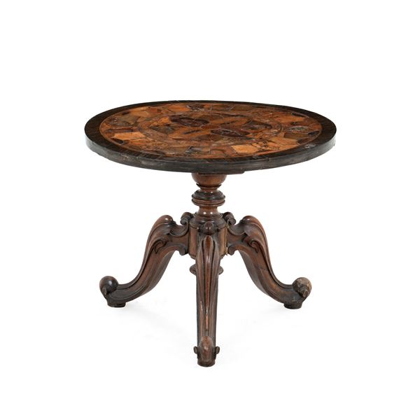 Tavolino basso con piano lastronato ed intarsiato. XIX secolo