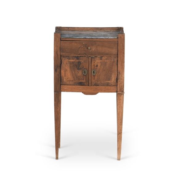 Comodino Luigi XVI lastronato. XVIII secolo