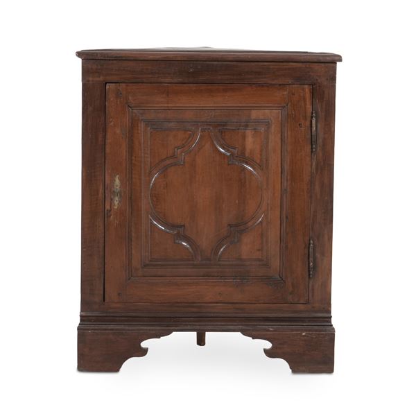 Angolare in noce ad un'anta. XX secolo